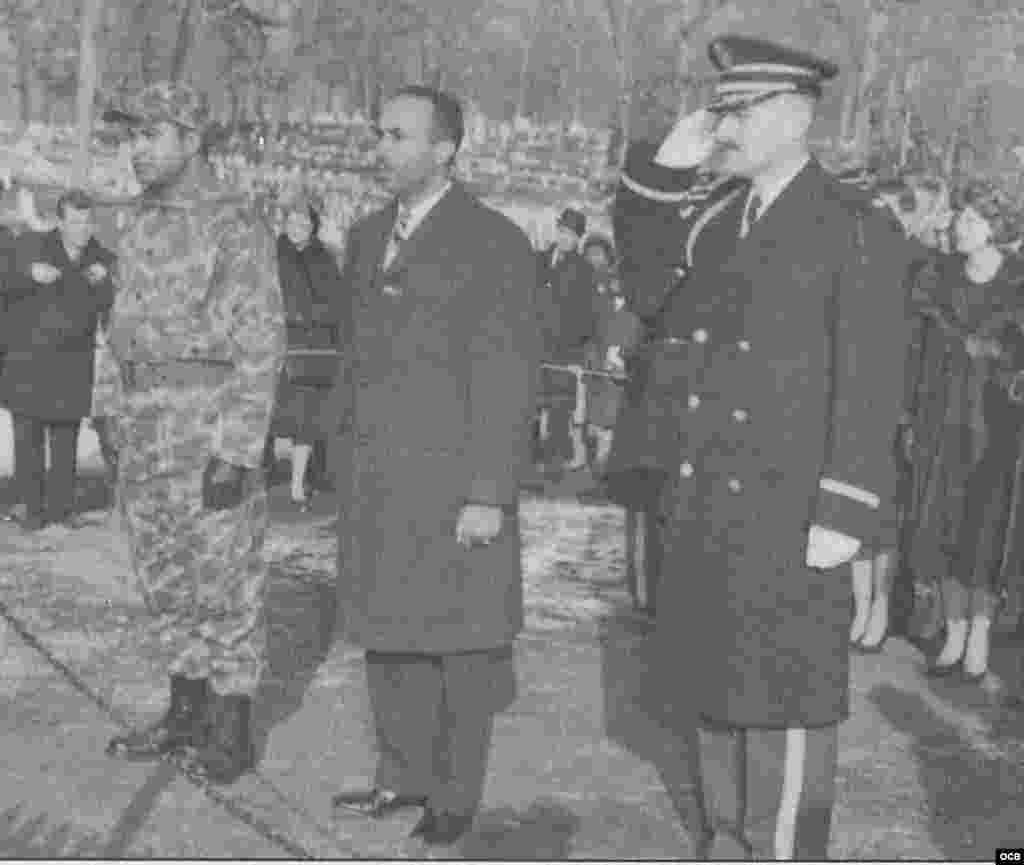 En el Cementerio de Arlington Erneido Oliva (centro) y a la izq. Luis Gonz&#225;lez Lalondry