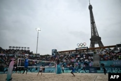 Una vista general del Estadio de la Torre Eiffel en París durante el partido de voleibol de playa masculino del grupo D entre Estados Unidos y Cuba durante los Juegos Olímpicos de París 2024 el 27 de julio de 2024.