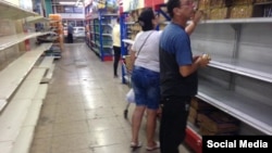 Estantes vacíos en el Mercado de La Copa, en Miramar, Playa, La Habana. (Oscar Csanella/Facebook)