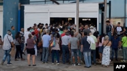 Cubanos se aglomeran para hacer comprar en mercados de la capital / Foto: Yamil Lage (AFP)