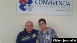 Dagoberto Valdés (izq.) junto a Félix llerena, uno de los participantes en el foro.