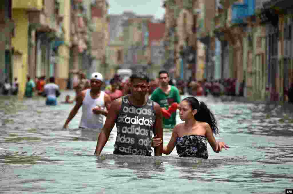 Caminando en medio de la inundación de las calles habaneras.