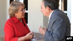 Michelle Bachelet y Raúl Castro. AFP PHOTO/Presidencia (Photo by HO / PRESIDENCIA / AFP)