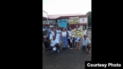 Opositores cubanos, a la espera de refugio, protestan en lunes 12 de junio en Paramaribo, Surinam.