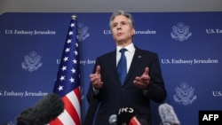 El secretario de Estado de EEUU, Antony Blinken, habla con miembros de la prensa en el Hotel David Kempinski en Tel Aviv el 19 de agosto de 2024. (Foto de Kevin MOHATT / POOL / AFP)