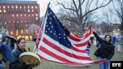 Manifestantes protestan por discurso de Trump ante sesión conjunta del Congreso.