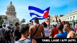 Cubanos frente al Capitolio de La Habana durante una manifestación contra el gobierno el 11 de julio de 2021. (Foto de YAMIL LAGE / AFP)