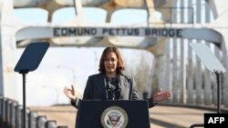 Foto de archivo. La vicepresidenta Kamala Harris habla en Selma, Alabama, el 3 de marzo de 2024. El presidente Joe Biden anunció que abandona su batalla por la reelección y que respalda a Harris como candidata. (Foto de SAUL LOEB / AFP)