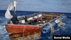 La embarcación en la que viajaban los 13 cubanos. (Facebook/U.S Coast Guard Southeast)