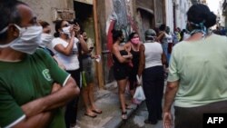 Una cola para comprar alimentos en La Habana durante la pandemia. YAMIL LAGE / AFP