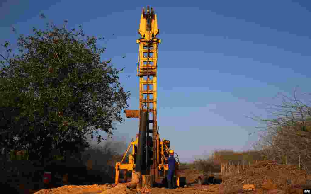 Un obrero trabaja en una máquina perforadora de pozos en la provincia de Ciego de Ávila.