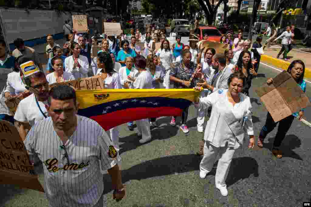 Trabajadores de salud siguen en protestas pese a anuncios de Maduro