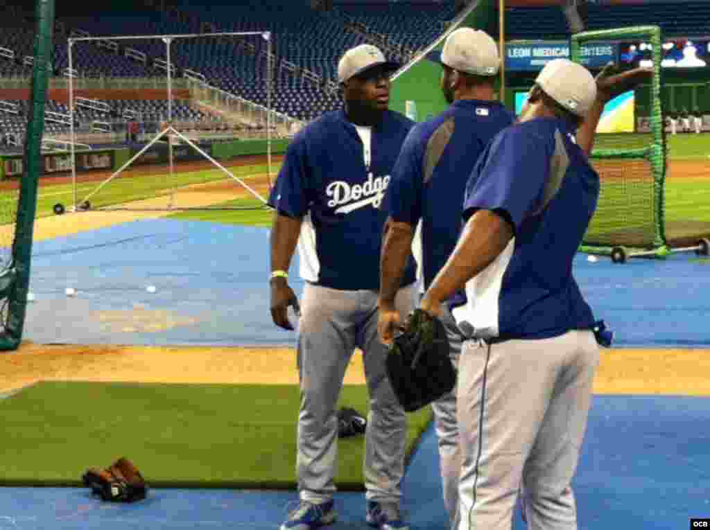 Puig y otros jugadores Dodgers en Miami.