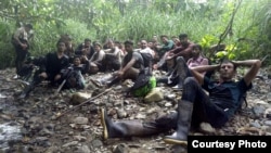 Grupo de migrantes en la selva.