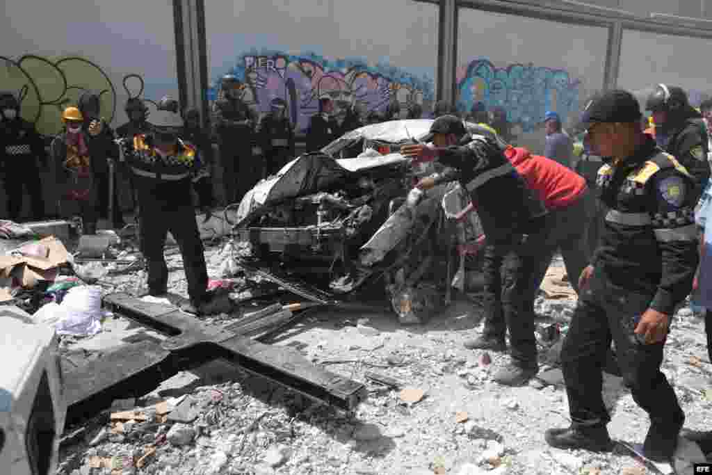 Equipos de rescate trabajan en la zona de un edificio derruido en Ciudad de México.