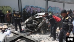 Equipos de rescate trabajan en la zona de un edificio derruido en Ciudad de México.