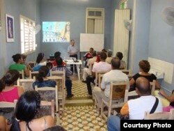 La iglesia está contribuyendo a la formación de pequeños empresarios en Cuba. En la foto un curso dictado en la diócesis de Bayamo-Manzanillo