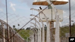 Un guardia custodia la prisión de máxima seguridad Combinado del Este, en La Habana, el 9 de abril de 2013. (AP Photo/Franklin Reyes)