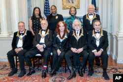 Al frente, (izq. a der.) Arturo Sandoval, Francis Ford Coppola, Bonnie Raitt, Bobby Weir, Mickey Hart; detrás, Michelle Ebanks, Kamilah Forbes, Jonelle Procope, y Billy Kreutzmann, los galardonados con los premios Kennedy Center.