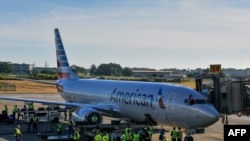 Un avión de American Airlines, en el Aeropuerto Internacional José Martí. (Foto YAMIL LAGE/AFP)