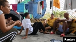 Cubanos acampan en las cercanías del Puente Internacional Brownsville-Matamoros.