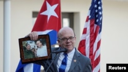 James McGovern muestra una foto suya junto a Fidel Castro en un evento en el Museo Ernest Hemingway, el 30 de marzo de 2019 en La Habana. REUTERS/Alexandre Meneghini