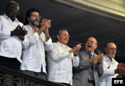 Raúl Castro en una gala en el Gran Teatro de La Habana por los 50 años de la UNEAC.