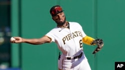 Liover Peguero lanza a primera con un roletazo de Yuli Gurriel, de los Miami Marlins, durante el juego de béisbol en Pittsburgh, el domingo 1 de octubre de 2023. (AP/Matt Freed)