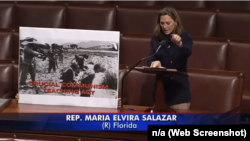 La representante republicana de la Florida, María Elvira Salazar, habla ante la Cámara de Representantes sobre la “Ley de Enseñanza Crucial del Comunismo”, en Washington, DC, 6 de diciembre del 2024.