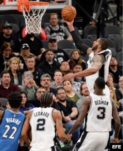 LaMarcus Aldridge, de Spurs, encesta durante su partido contra Toronto.