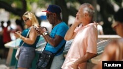 Cubanos conectados a Internet desde un punto Wi-Fi en La Habana. (Archivo)