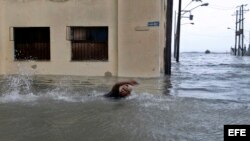 Inundada La Habana y los habaneros nadan por sus calles