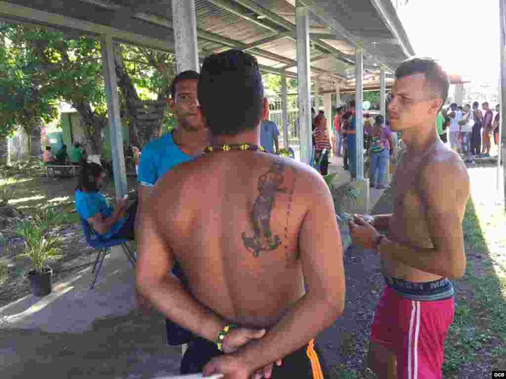 Cubanos varados en Costa Rica son acogidos en un albergue de tránsito habilitado en una escuela del cantón de La Cruz.