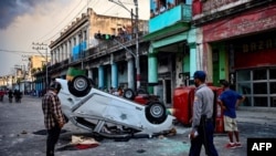 Una patrulla volteada por los manifestantes el 11 de julio, en La Habana. (Yamil Lage/AFP)