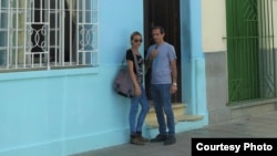 Henry Constantín Ferreiro y Sol García Basulto frente a Fiscalía Provincial de Camagüey jueves 22 de junio.