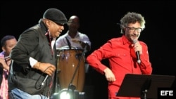 Fito Páez (d) canta junto a Robertón (i) Festival de Cine Habana