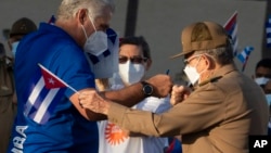 Díaz-Canel saluda al general Raúl Castro en un acto en La Habana el 17 de julio de 2021, días después de las manifestaciones antigubernamentales. AP Photo/Eliana Aponte