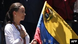 La líder opositora María Corina Machado sostiene la bandera venezolana durante una protesta contra el resultado oficial de las elecciones presidenciales en ese país, en agosto de 2024.