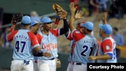 Los Tigres de Ciego de Ávila celebran la victoria sobre Leones del Escogido, que les dio el pase a semifinales en la Serie del Caribe.