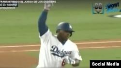 Yasiel Puig da la vuelta al cuadro tras pegar su primer jonrón de postemporada, en un partido que transmitió en diferido la TV cubana.