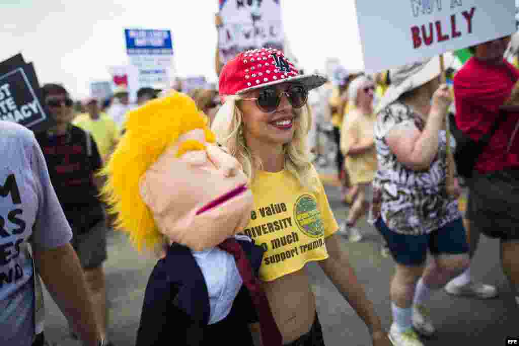 Varios manifestantes se agrupan bajo el lema 'Stand Against Trump' para protestar contra el candidato republicano a la presidencia estadounidense.