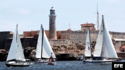 Veleros en la bahía de La Habana durante la celebración de la regata por los 20 años del Club Náutico Internacional Hemingway de Cuba (27/04/2012).