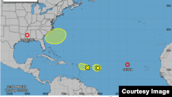 Esta imagen del NHC muestra al huracán Francine sobre Louisiana, tres perturbaciones y una depresión tropical en el Atlántico.