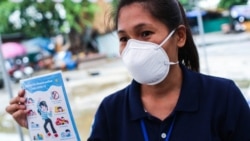 Distribución de consejos de salud mental a los niños y las familias de la comunidad de Rongwai en Bangkok (Tailandia), durante la pandemia de coronavirus. Foto: UNICEF/Sukhum Preechapanic