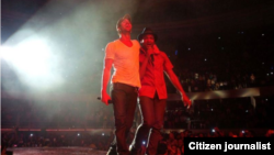 Enrique Iglesias y Descemer Bueno en concierto.