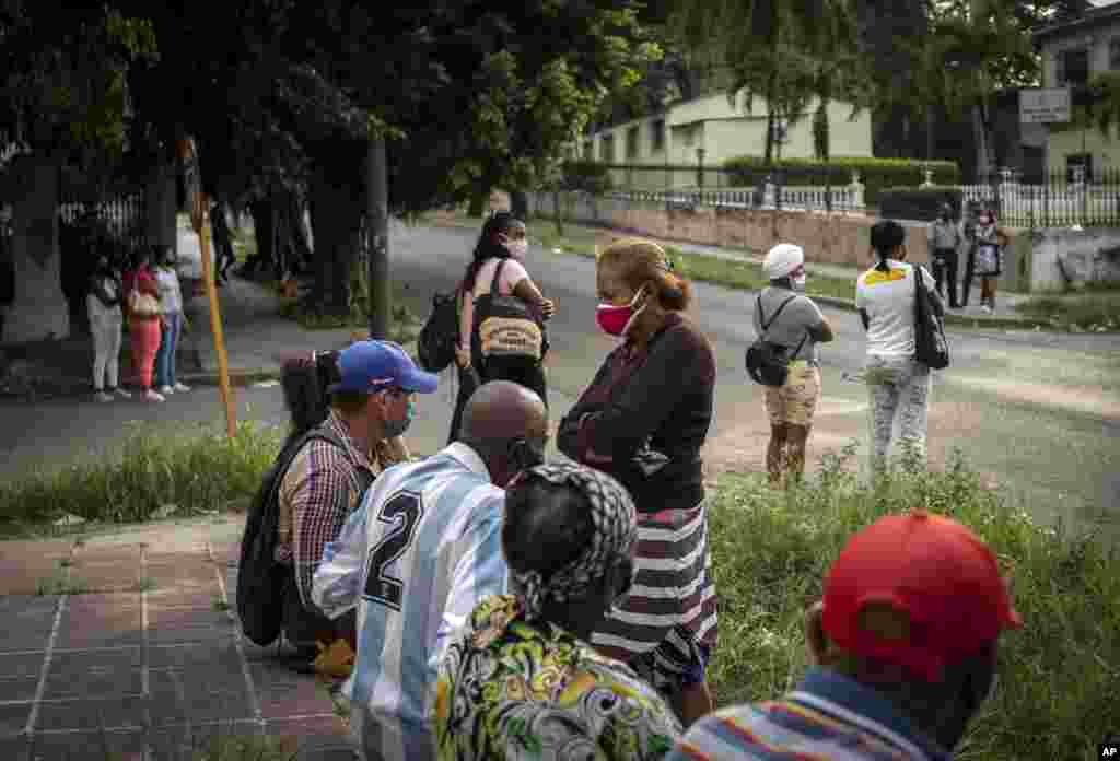 Familiares de los manifestantes del 11J enjuiciados este martes en el Tribunal de 10 de Octubre, en La Habana. (AP/Ram&#243;n Espinosa)