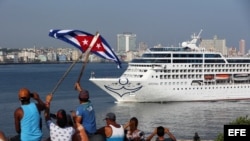 Cubanos en el Malecón saludan a los turistas del Adonia, al entrar a puerto habanero.