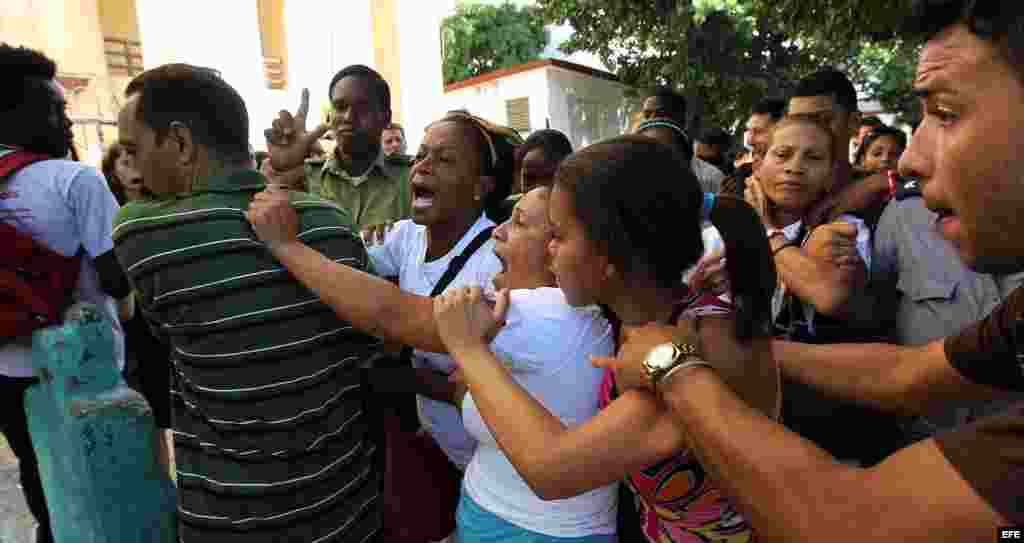 Las disidentes cubanas "Damas de Blanco" sufrieron un duro hostigamiento por parte de seguidores del Gobierno de la isla cuando intentaban congregarse en un concurrido punto de La Habana para iniciar una caminata por el "Día Internacional de los Derechos 