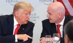 El Presidente Donald Trump habla el martes en Davos, Suiza, con el presidente de la FIFA Gianni Infantino (Foto: Reuters).