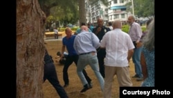 Golpean a activistas cubanos cuando ponían flores a Martí.